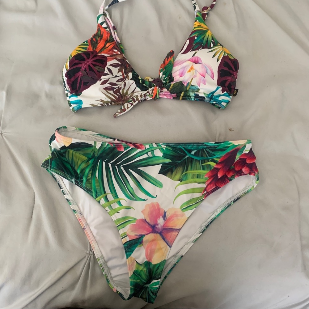 La Vie En Rose | High waisted bikini tropical print